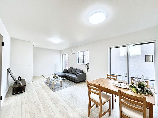 明るい陽光が注ぎ、寛ぎの雰囲気に満たされるリビング・ダイニング。