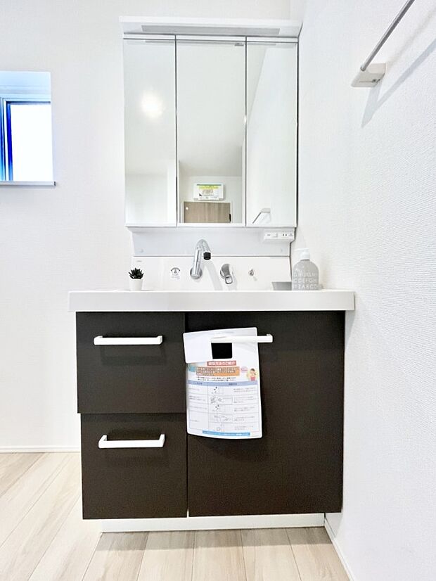 三面鏡の裏に、化粧品や衛生用品などを収納可能。洗面台をすっきりと保ちます！  