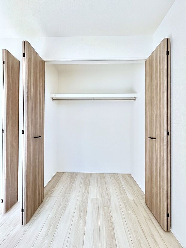 食品のストックや調理器具の保管に便利な可動棚付きパントリー