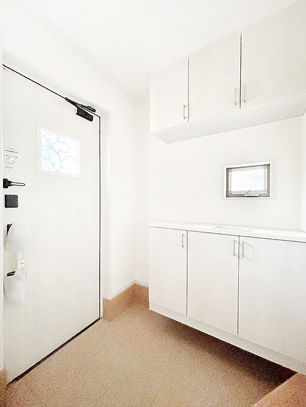 ご家族やお客様を気持ちよくお出迎え!明るい陽光が入り込む玄関。