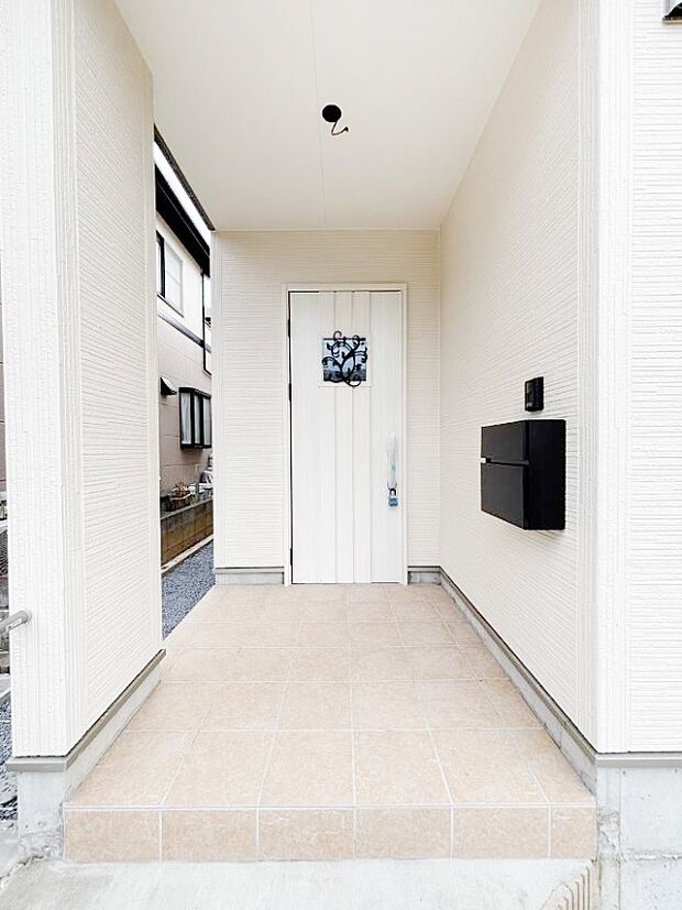 シンプルで落ち着いた雰囲気の玄関でご家族やお客様をお出迎え!