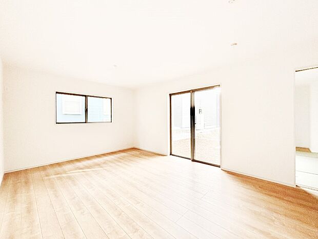 明るい陽光が注ぎ、寛ぎの雰囲気に満たされるリビングダイニング