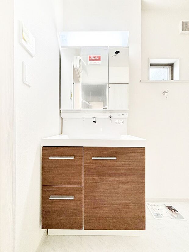 三面鏡キャビネット・シャワー付き洗面化粧台で忙しい朝の身支度もスムーズに!