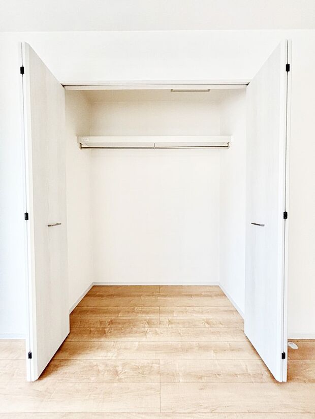 毎日着る衣類や荷物などの収納に便利なクローゼット付きです。