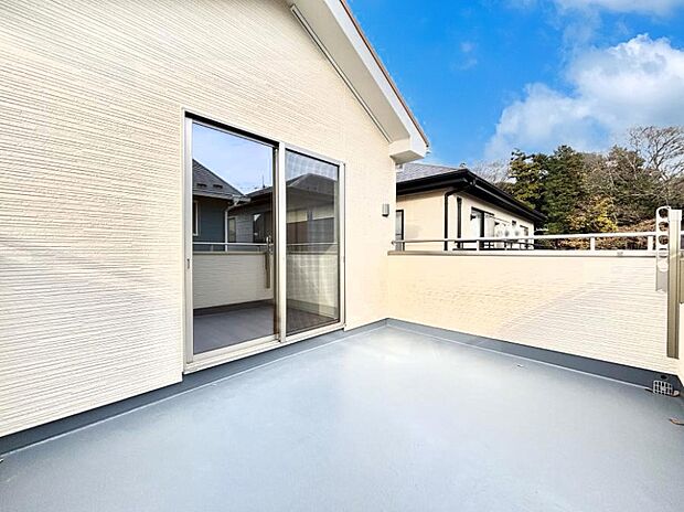 奥行たっぷりのバルコニー。毎日のお洗濯やお布団干しに大活躍しそうですね!