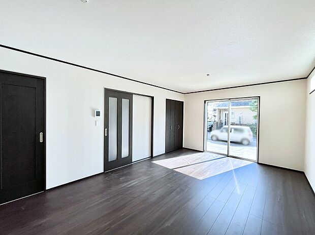 大きな窓からたっぷりの陽光と風を感じられるリビング