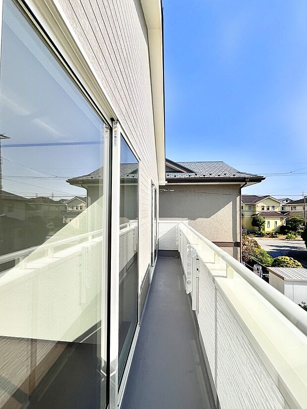 ゆったりバルコニーだから沢山お洗濯ものを干せます。