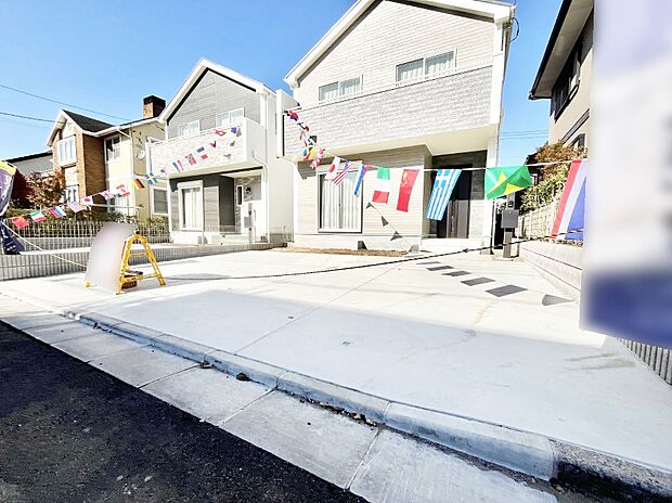 2台（車種による）駐車可！ご家族みんなの自転車も置ける広々カースペース。