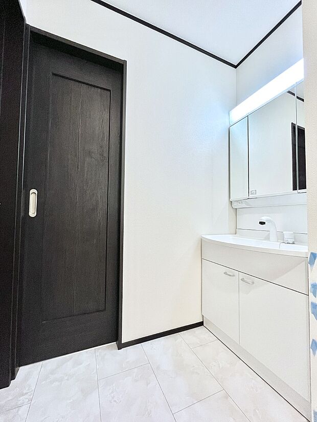 清潔感ある洗面化粧室で朝の身支度も快適