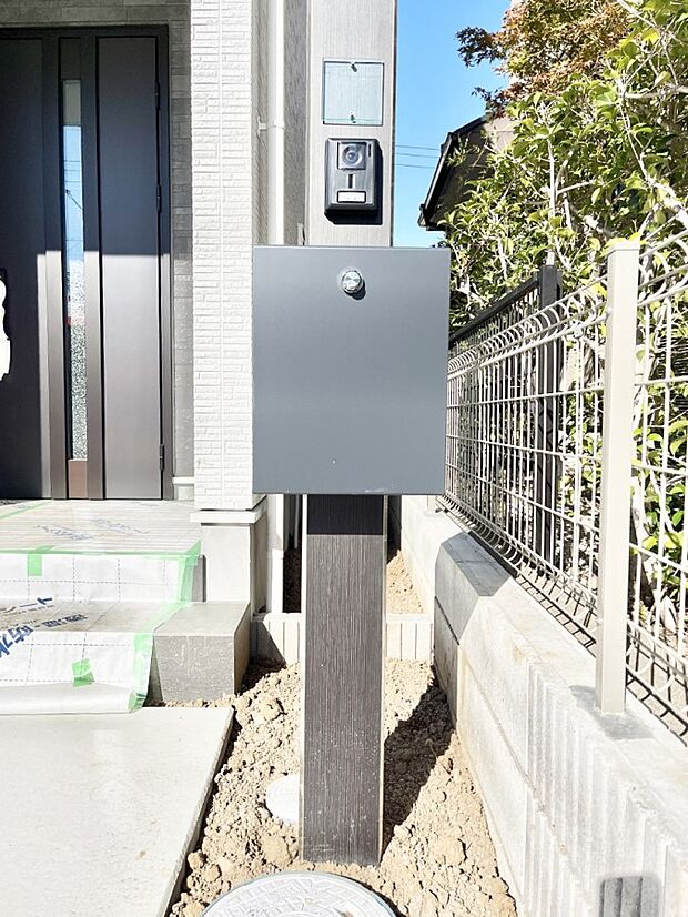 表札・インターホン・ポストをひとつに集約。エントランスになじむシンプルデザイン。