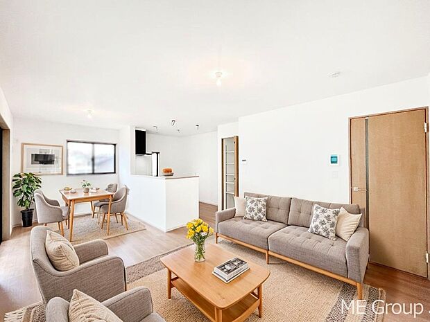 落ち着いた雰囲気のLDKは家族みんなの快適空間 ※家具はCGです