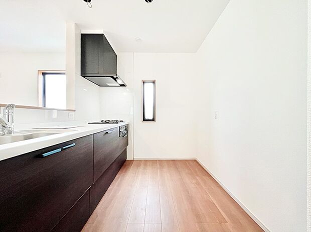 爽やかな風が通り抜けるキッチン。窓があるので明るく換気にも役立ちます。