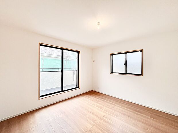 明るいバルコニーサイドに洋室を設置。目覚めの良い寝室に。