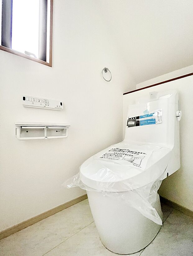 明るく清潔感のあるトイレです。