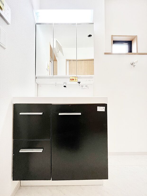 スタイリングに便利な三面鏡、ミラーキャビネットで細かい物スッキリ