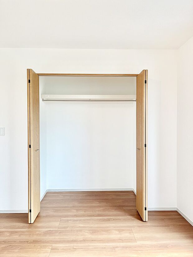 毎日着る衣類や荷物などの収納に便利なクローゼット付きです。