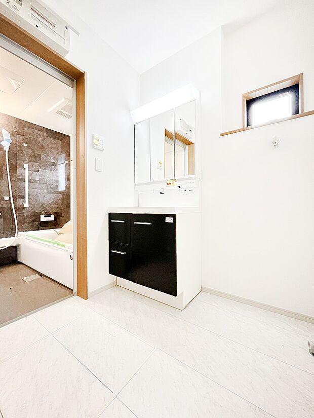 清潔感ある洗面化粧室で朝の身支度も快適