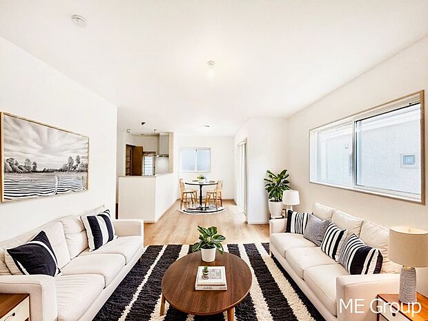 ご家族の賑やかな話し声で包まれる明るいリビング ※家具はCGです