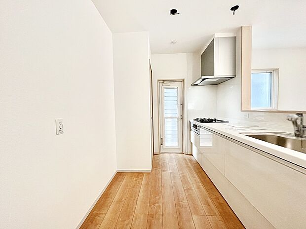 爽やかな風が通り抜けるキッチン。勝手口があるので明るく換気にも役立ちます。