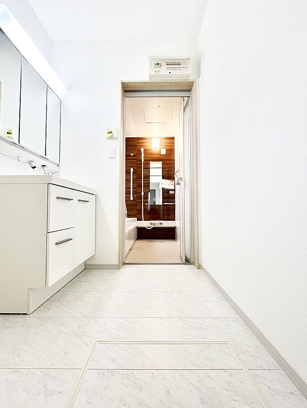 清潔感のある快適空間です。毎日の身支度も気持ち良くお使い頂けます。