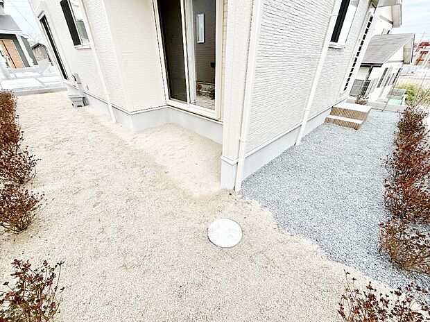 住まいに明るい光と開放感を演出してくれる庭スペース付き