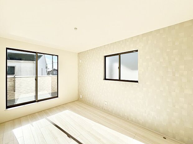 バルコニーが開放感をプラスしてくれる洋室