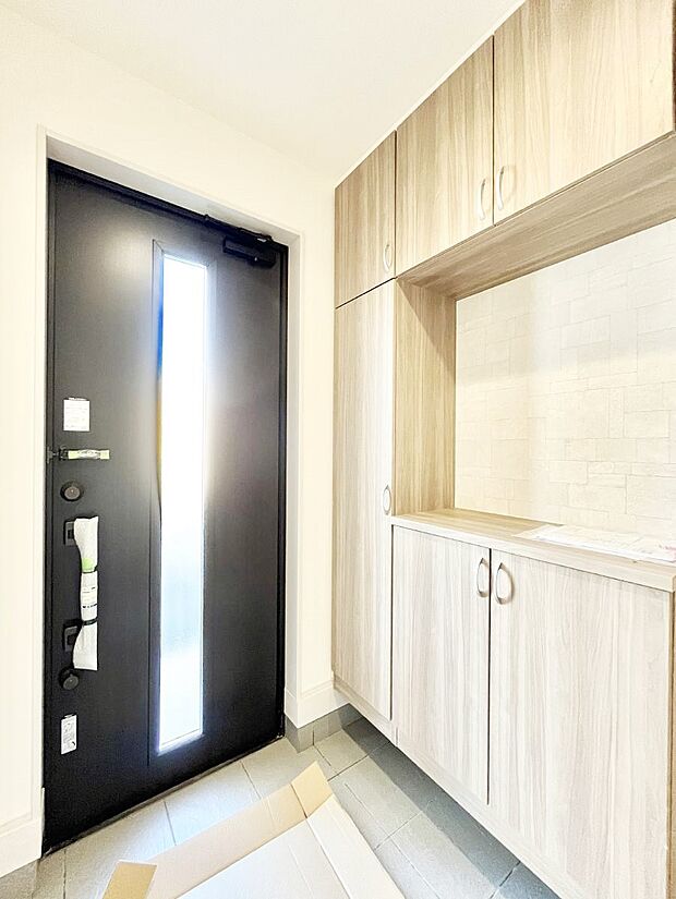 ガラススリットの入った玄関ドアが室内に光を届けてくれます