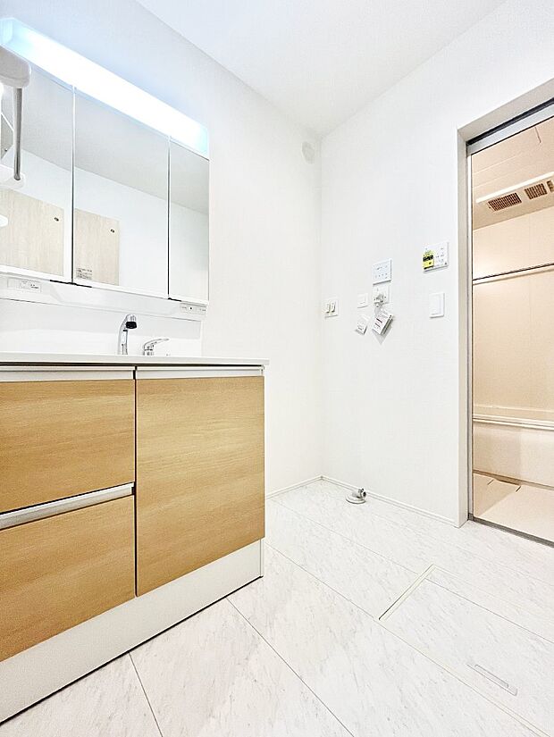 清潔感ある洗面化粧室で朝の身支度も快適