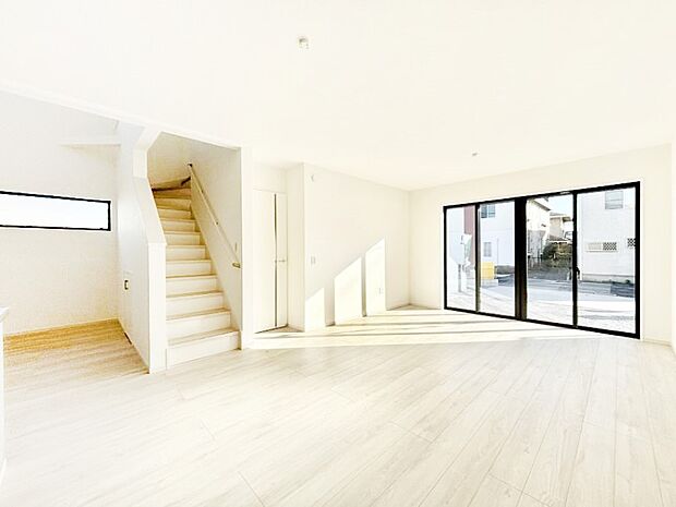 リビングイン階段を採用!家族団らんの時間が充実しそうなリビングダイニング