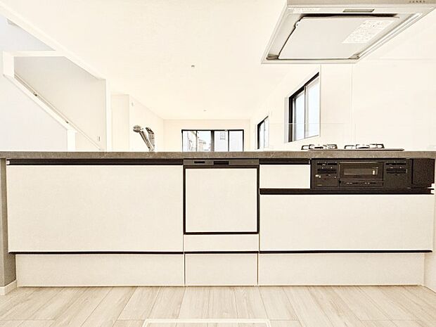 食洗機・浄水器・3口コンロなどデザイン性も機能性も兼ね備えたシステムキッチン！