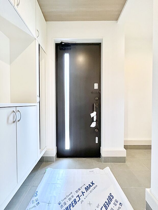 シューズインクローク付きの玄関。家族全員の靴や雨具などすっきり収納できます。