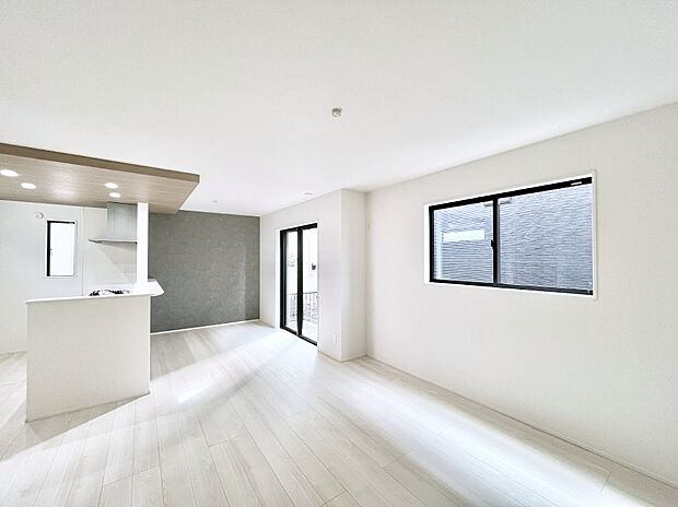 明るい陽光が注ぎ、寛ぎの雰囲気に満たされるリビング・ダイニング。