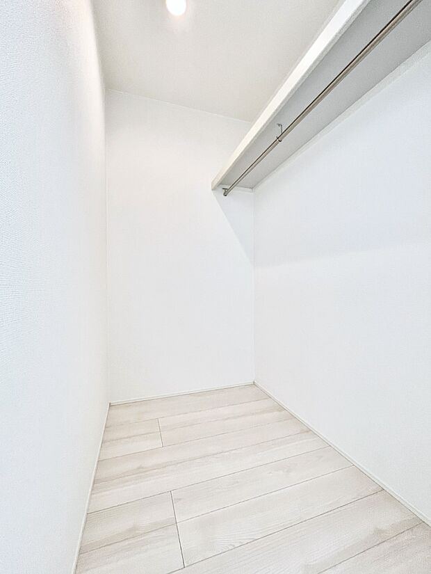 ウォークインクローゼット付きで生活空間を広く利用できます。
