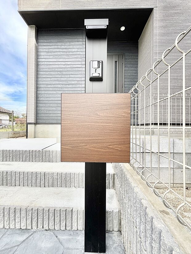 シンプルデザインのポスト。