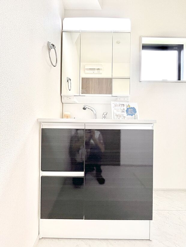 大きく見やすい三面鏡で清潔感ある洗面台は、身だしなみチェックや肌のお手入れにおすすめです。