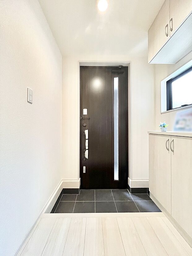 ガラススリットの入った玄関ドアが室内に光を届けてくれます