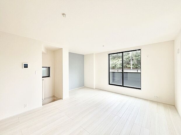 アクセントクロスがお洒落なリビング。家族でのんびりくつろげる広々スペース。