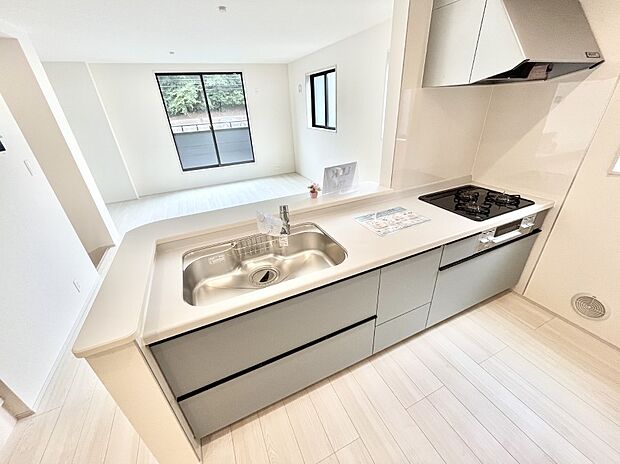 カウンター越しに楽しいおしゃべり。いつものお料理がもっと美味しくなりそうですね。