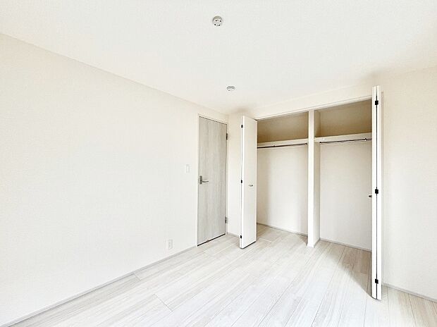 お子さまのお部屋としても!衣類の整理整頓に便利なクローゼット付きの洋室。