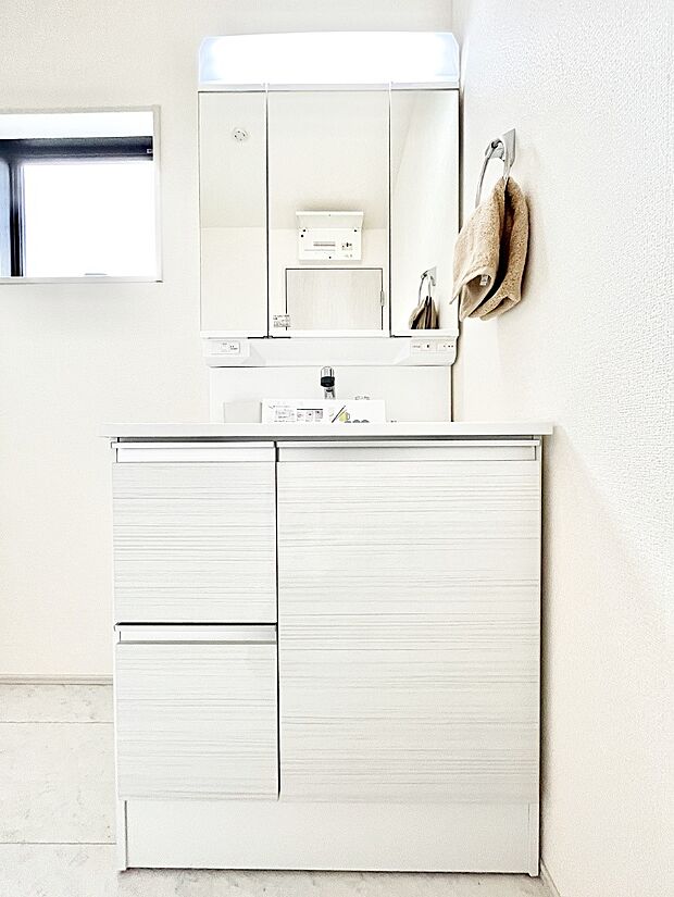 大きく見やすい三面鏡で清潔感ある洗面台は、身だしなみチェックや肌のお手入れにおすすめです。