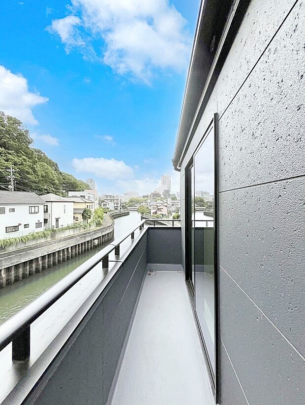 広々バルコニーでお洗濯物が気持ちよく乾きます。