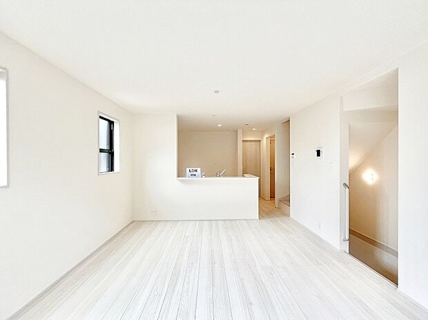 内装「ただいま」「おかえり」家族とのコミュニケーションが深まるリビングイン階段があります。