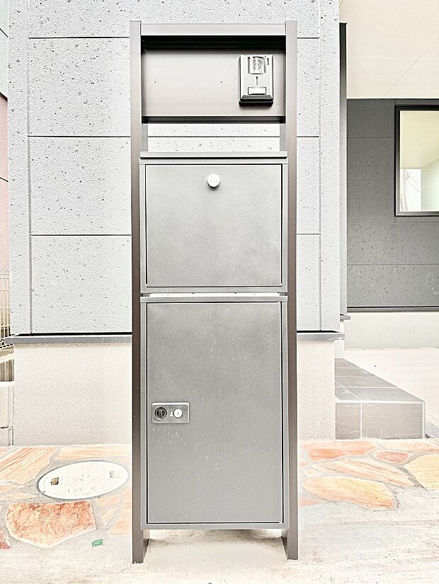 表札・インターホン・ポスト・宅配BOXをひとつに集約。エントランスになじむシンプルデザイン。