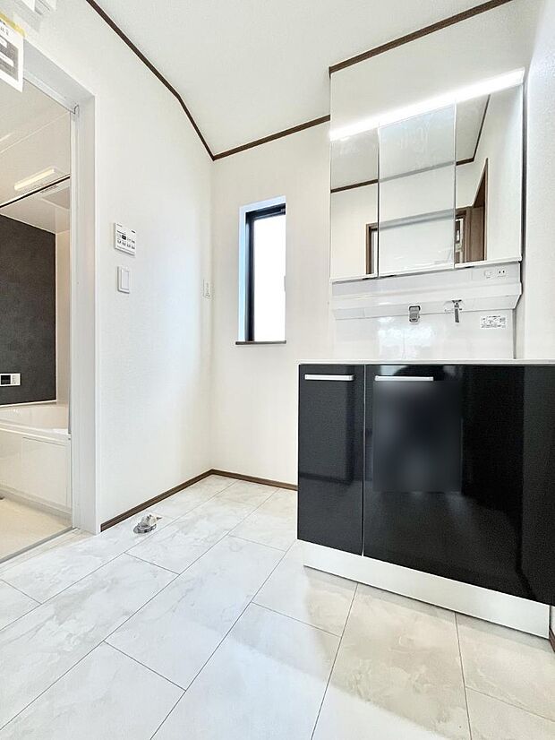 清潔感ある洗面化粧室で朝の身支度も快適