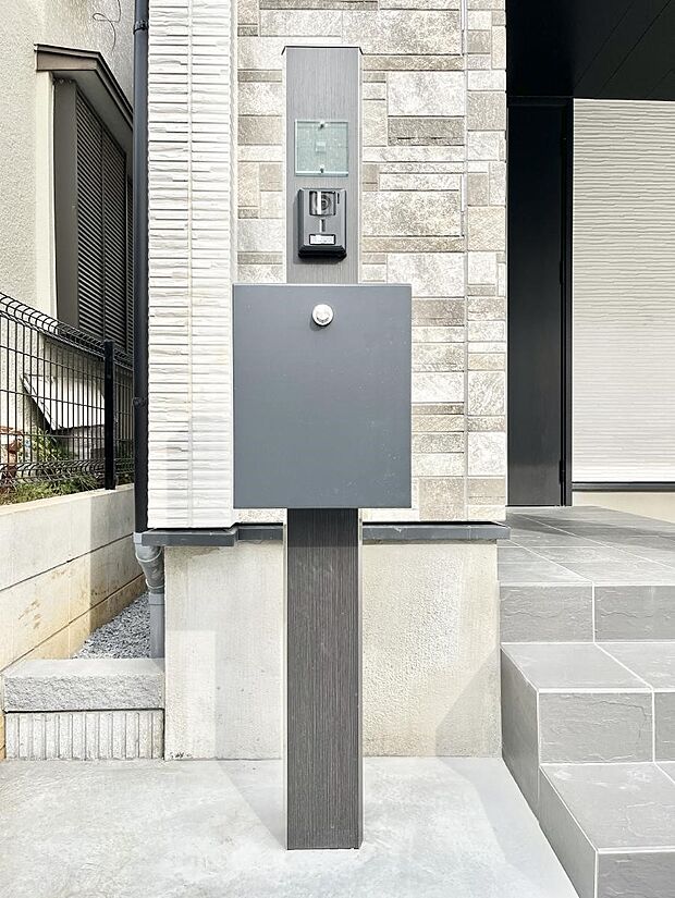 シンプルなデザインのポスト