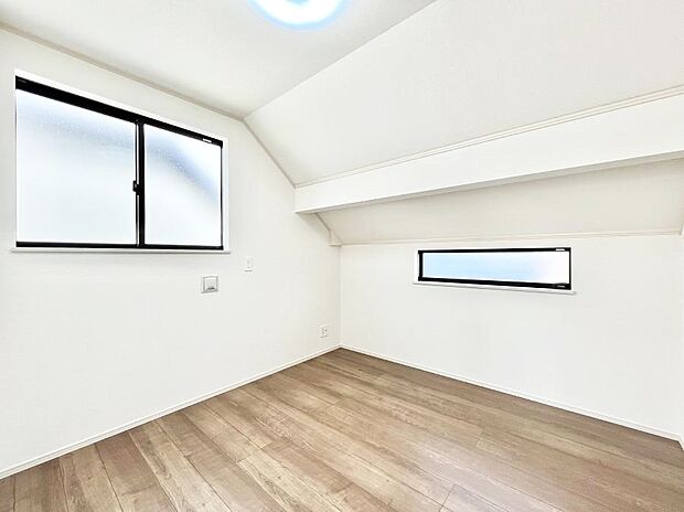 窓からのやさしい光が心地よいプライベートルーム