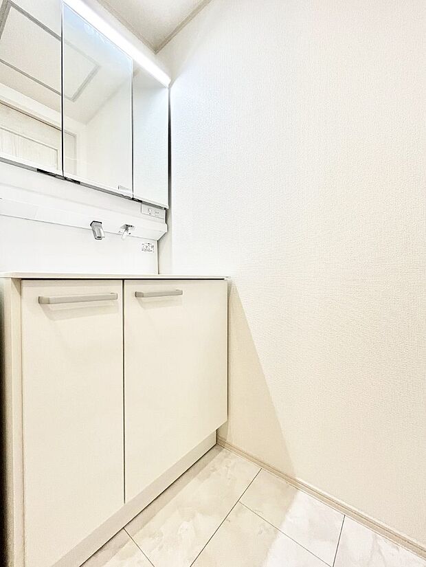 収納力と機能性に優れた洗面化粧台