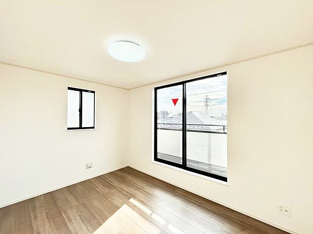 バルコニーが開放感をプラスしてくれる洋室