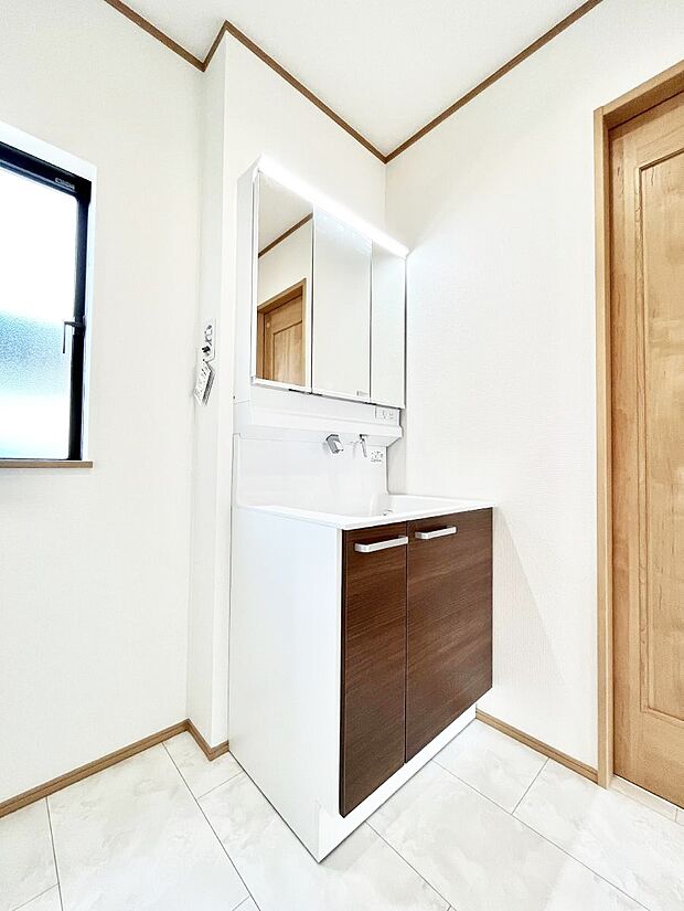 清潔感ある洗面化粧室で朝の身支度も快適