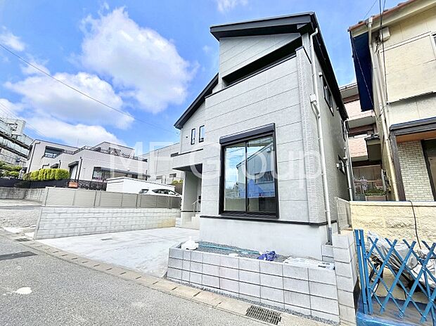 シンプルで落ち着きのある建物は住むかたの個性でオリジナルなものになっていきます。 